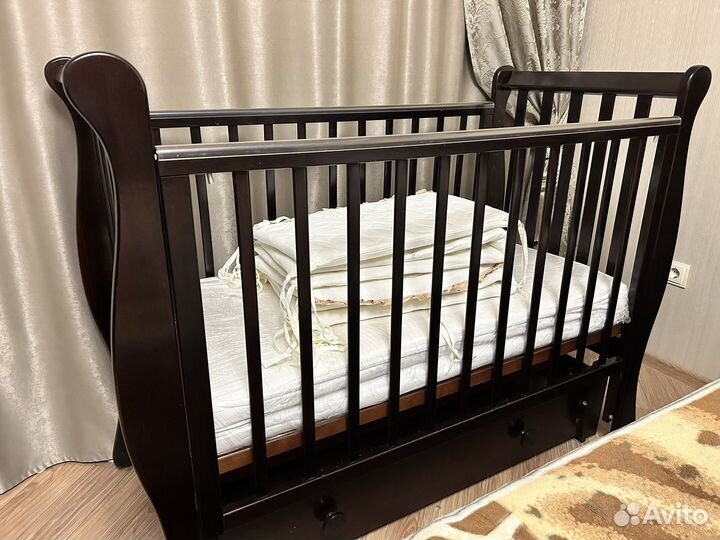 Кровать детская с маятником