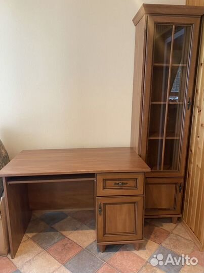 Стол и книжный шкаф натуральное дерево