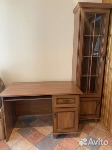 Стол и книжный шкаф натуральное дерево