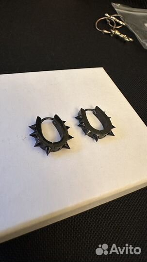 Серьги с шипами