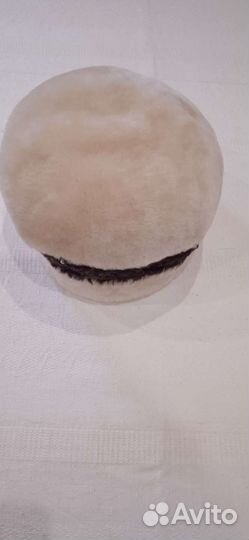 Тёплая мягкая мутоновая шапка с отделкой каракулем