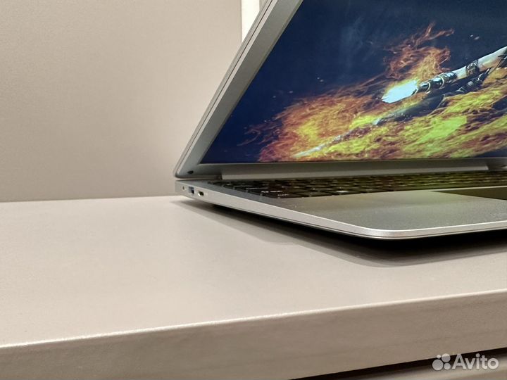 Ноутбук intel/8gb/ssd/intel UHD/Full HD ips