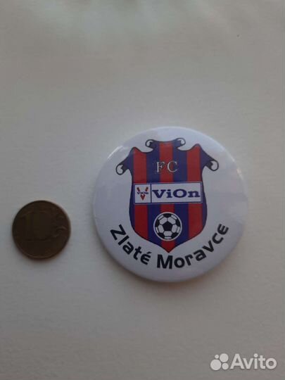 Значки фк Куусюси и Злате Моравце