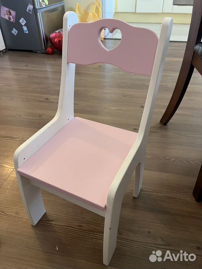 Детский столик и 2 стульчика