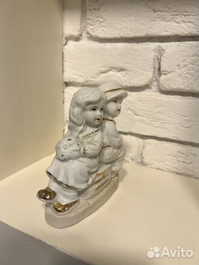 Статуэтка фарфор мальчик и девочка