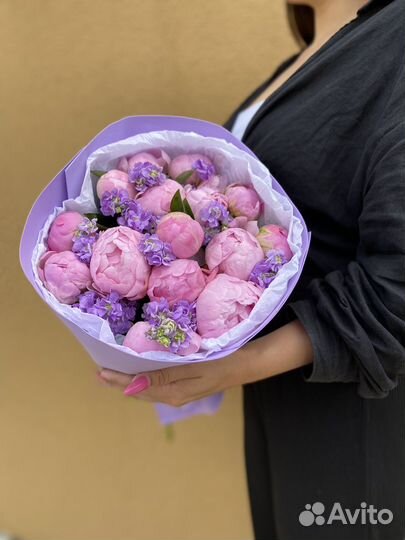 Нежный Букет из 15 пионов и 10 маттиолы