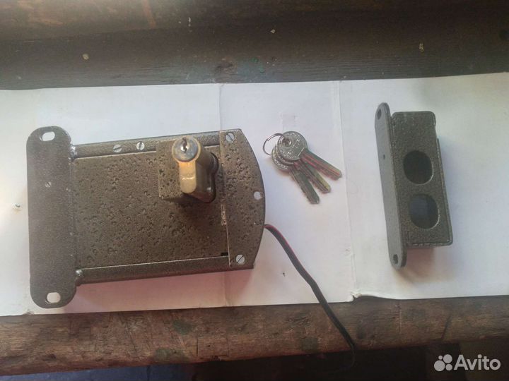 Электромеханический накладной замок