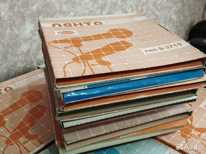 Пустые коробки с под катушек магнитофонных