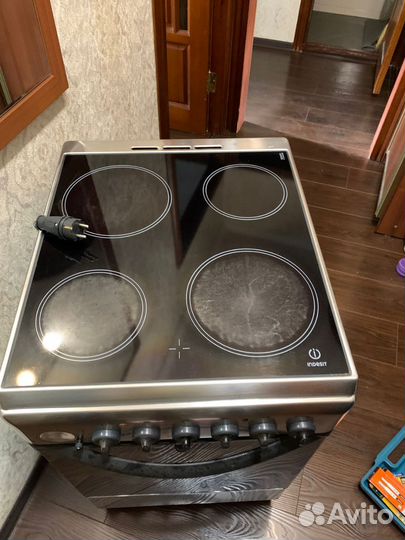 Стеклокерамическая плита, микроволновка, вытяжка