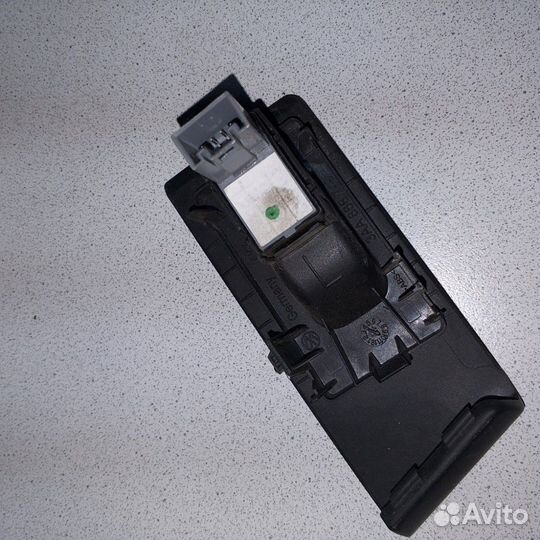 Кнопка стеклоподъемника задняя левая VW passat B7