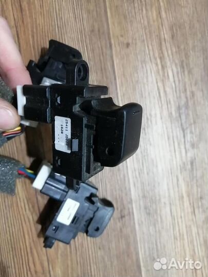 Кнопка стеклоподъемника Ниссан различные модели