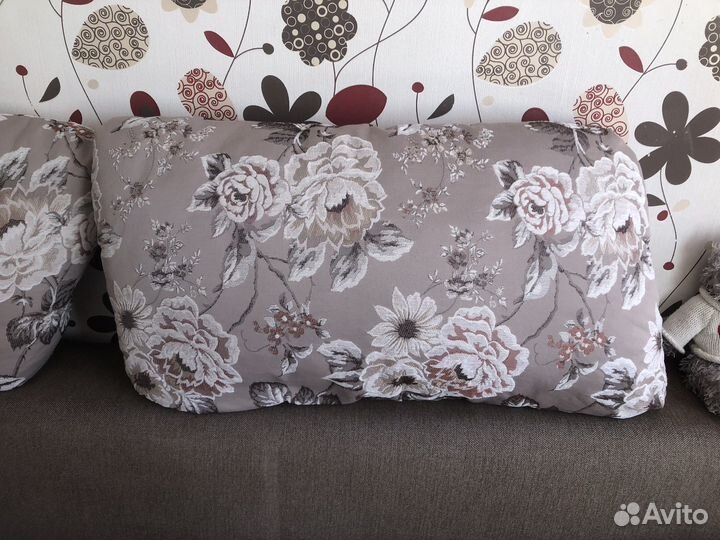 Подушки большая и малая на спинки дивана