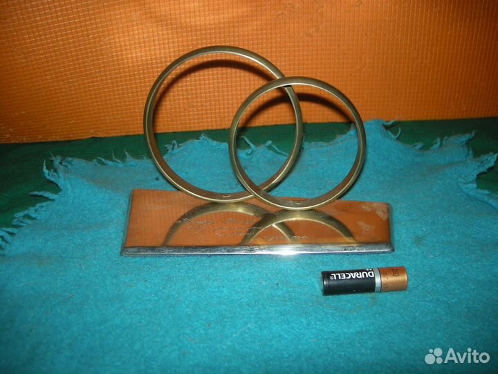 Интерьерные кольца на подставке символ брака