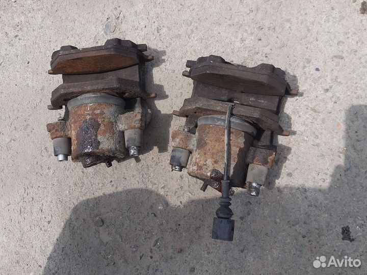 Суппорта передние Volkswagen Jetta 5