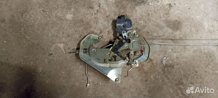 Замок задней правой двери Kia Carnival 2002-2006
