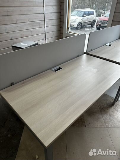 Офисный стол с перегородкой