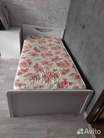 Кровать с матрасом