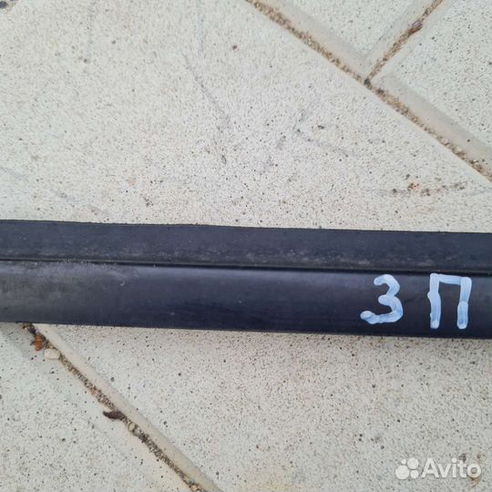 Уплотнитель стекла двери Skoda Felicia1.3 задний п