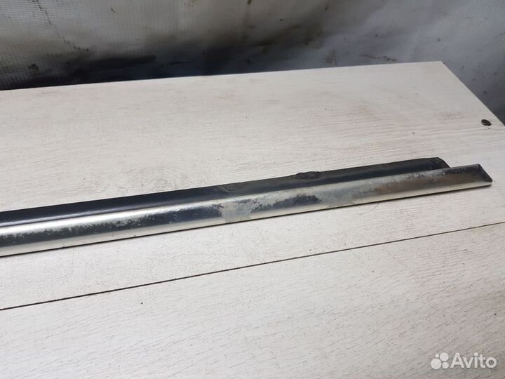 Молдинг стекла хром передний правый Passat B5+