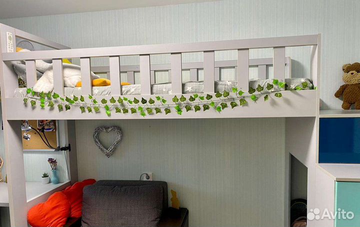 Детская кровать чердак со столом и полками