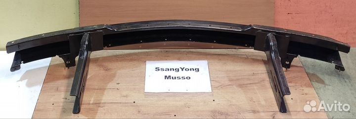 Усилитель переднего бампера SsangYong Musso, 2003г