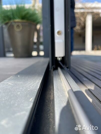 Дверь алюминиевая