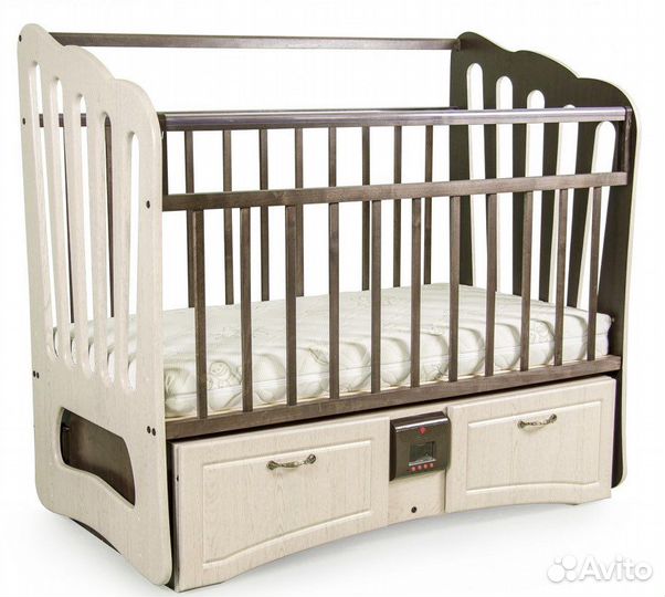 Детская кроватка с маятником и ящиком