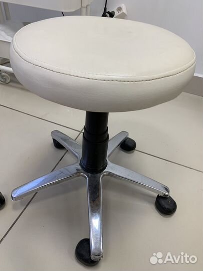 Стул для мастера педикюра
