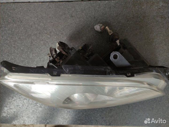 Фара передняя правая Toyota Avensis AZT250