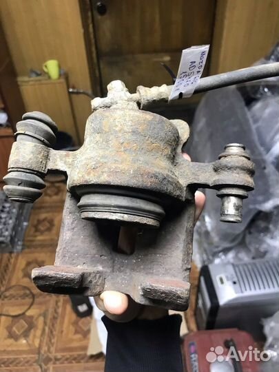 Суппорт передний правый Mazda 626 GC 1987 AD54-20