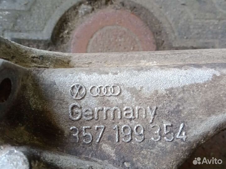 Кронштейн опоры двигателя задний Пассат б3