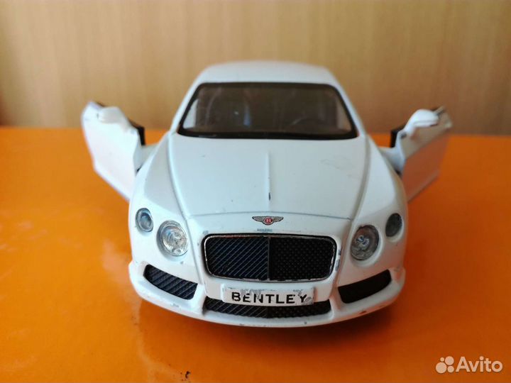 Модель машинки коллекционная