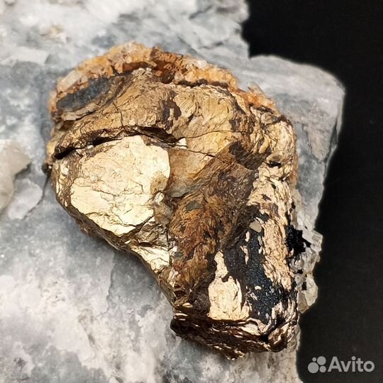 Кристаллы горного хрусталя на пирите