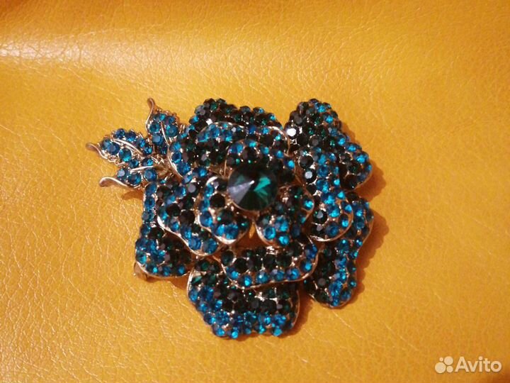 Брошь Королевская роза с позолотой под изумруд