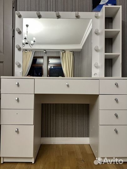 Туалетный столик с зеркалом и подсветкой бу