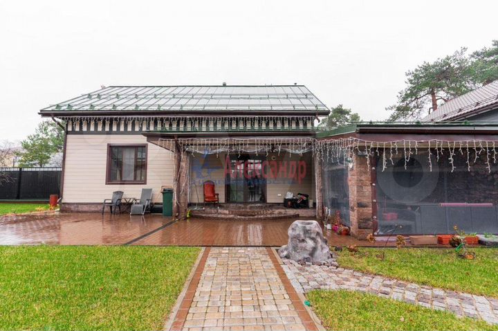 Коттедж 327 м² на участке 15 сот.