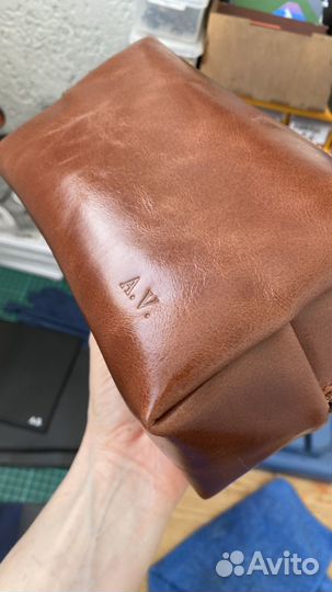 Несессер косметичка из кожи с тиснением инициалов