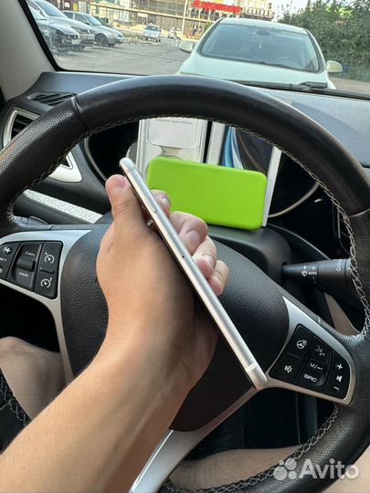 iPhone SE, 64 ГБ