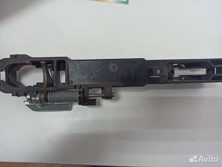 Кронштейн ручки двери правой задней Nissan Primera