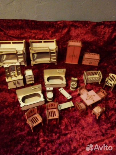 Деревянная мебель для маленьких кукол