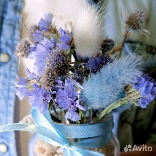 Голубые сухоцветы в банке