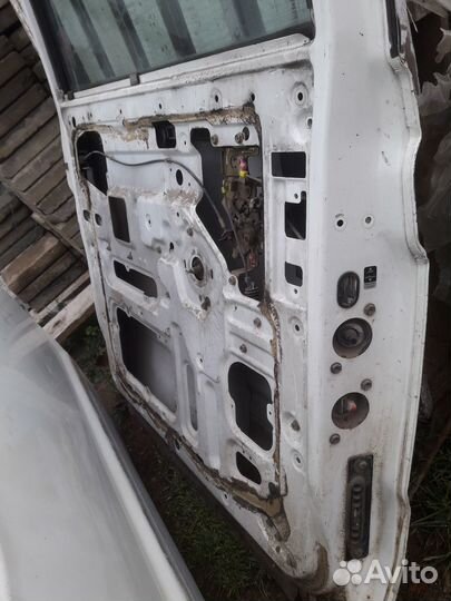 Двери nissan serena С23