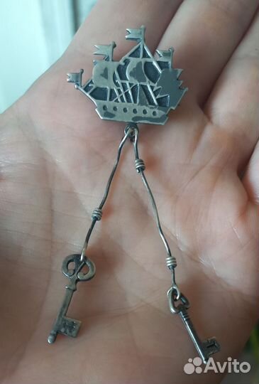 Серебряная брошь или значок Кораблик с ключами