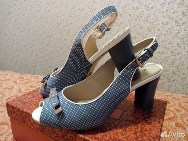 Голубые новые кожаные босоножки,39р, Evita