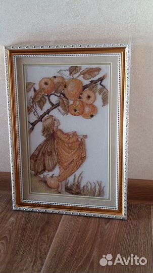 Девочка с яблоней