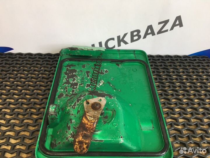 Крышка инструментального ящика слева