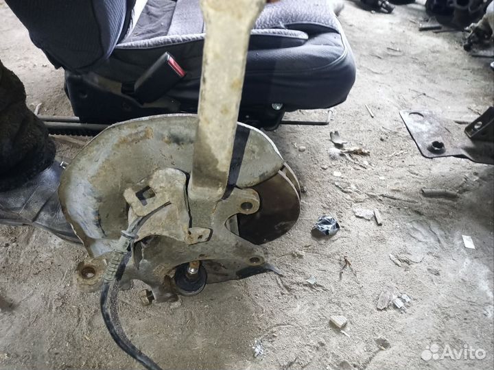 Поворотный кулак передний левый mercedes Benz E210