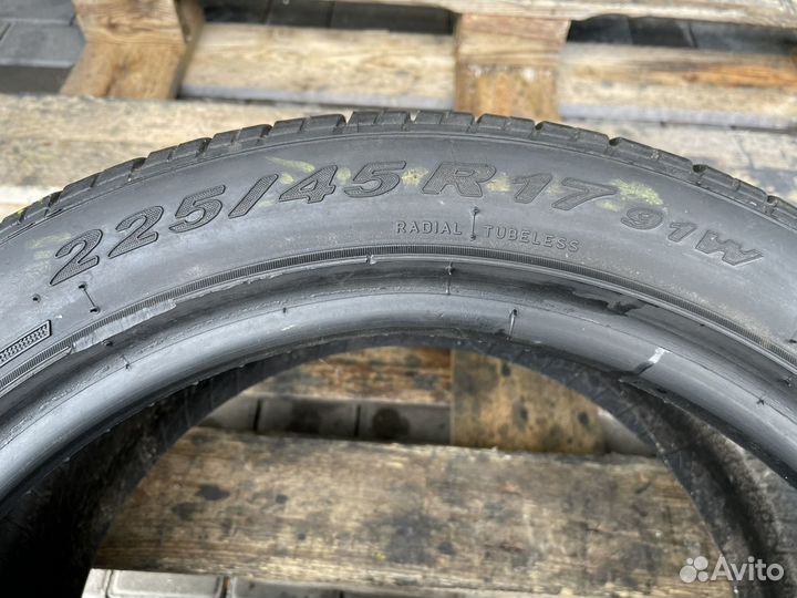 Pirelli P Zero Rosso 225/45 R17