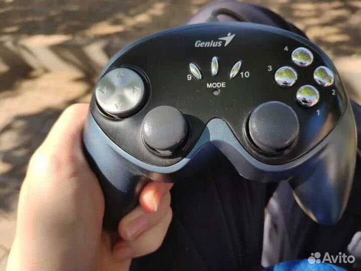 Продам геймпад Genius