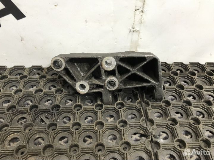 Кронштейн генератора Mercedes-Benz Atego